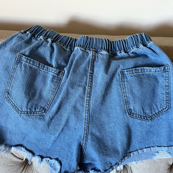 Onlypuff, mid-waist, drawstring pocketed, frayed casual jean shorts. XL - Picture 2 of 2